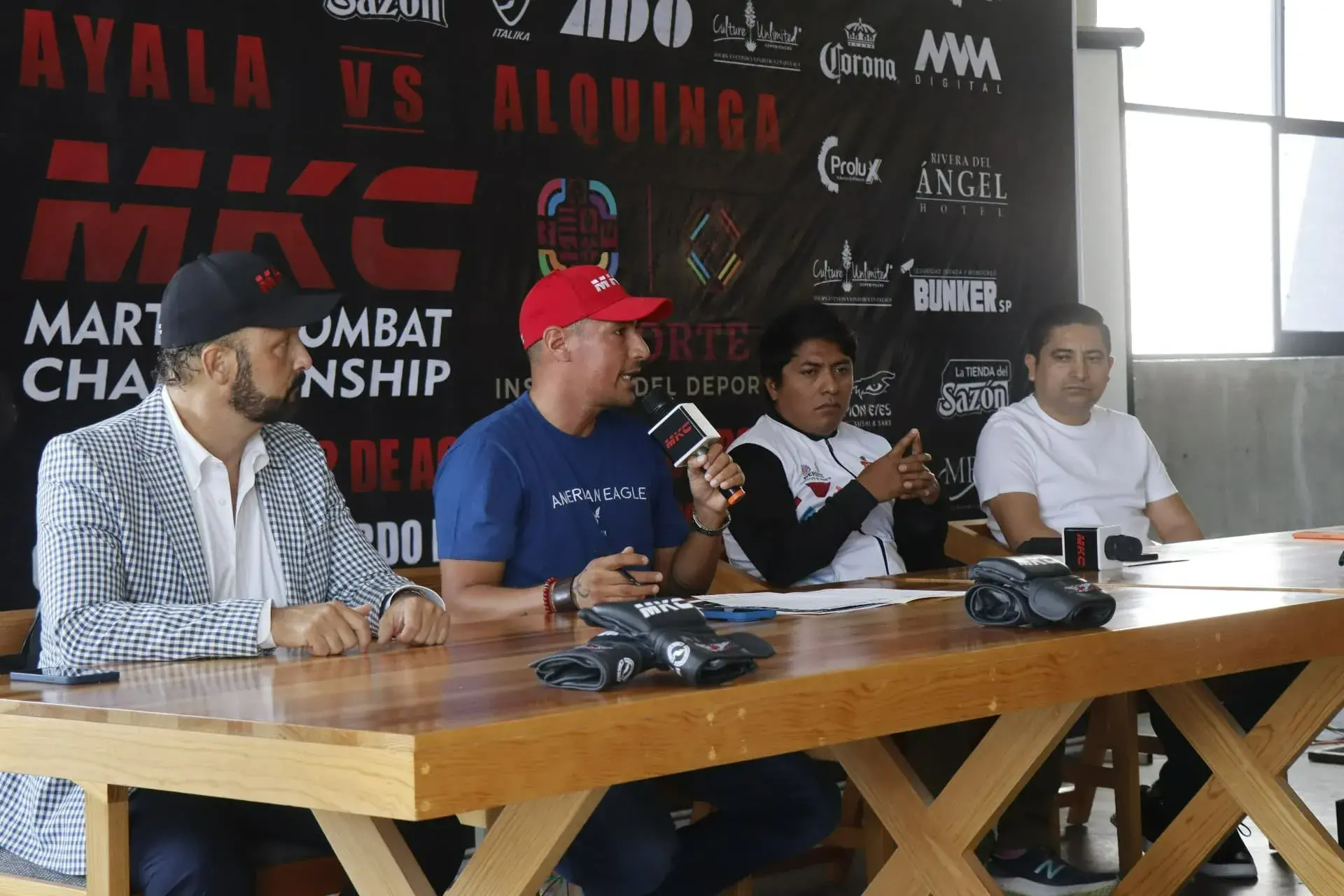 Conferencia de prensa del MKC 004